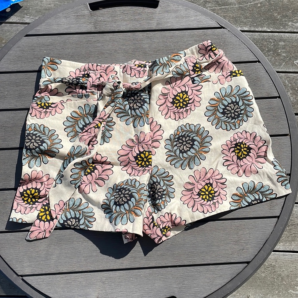 Loft, Size 6, Linen/Rayon Shorts.